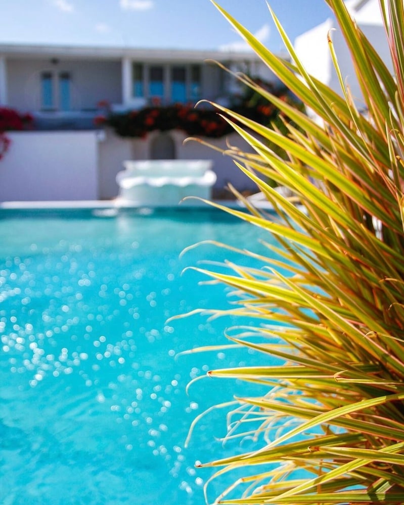 TRADE WINDS HOTEL 67/69