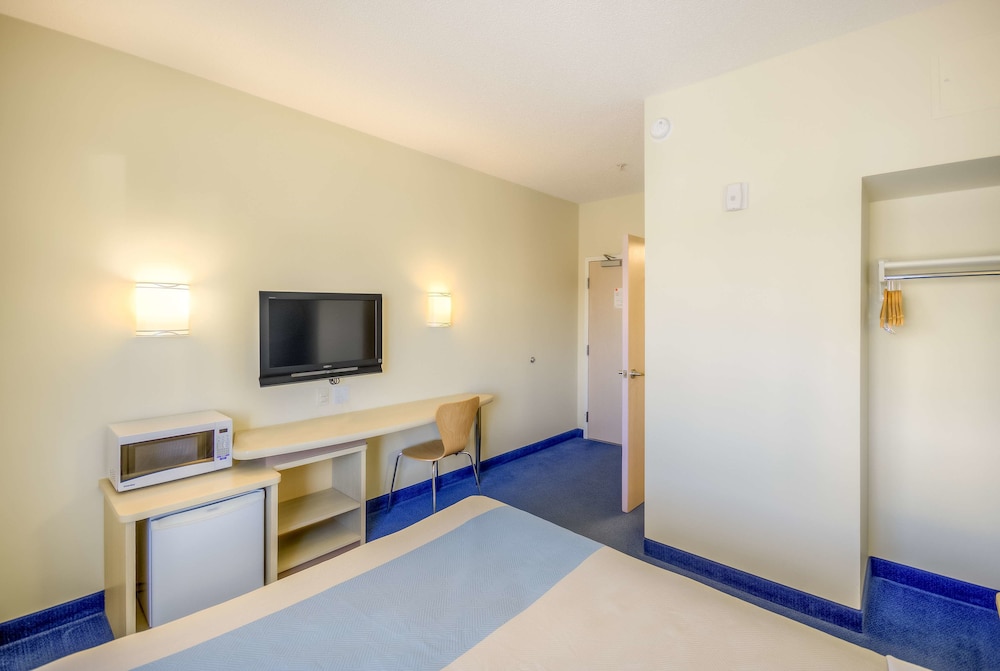 Super 8 by Wyndham Estevan 32/47