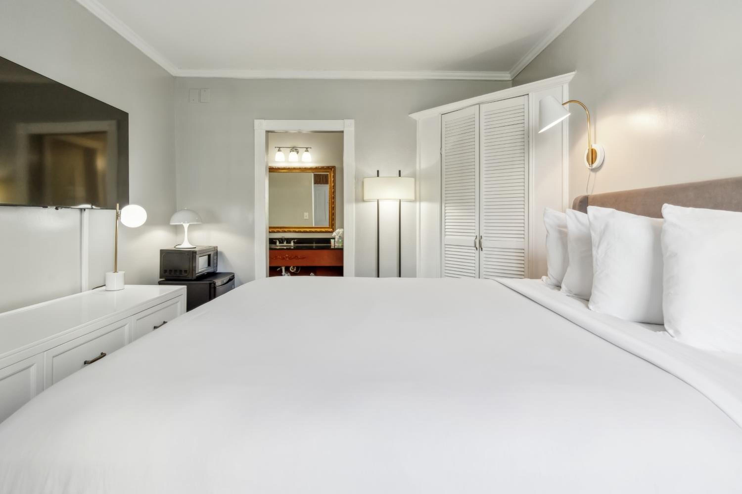 ECONOMY, QUEEN BED