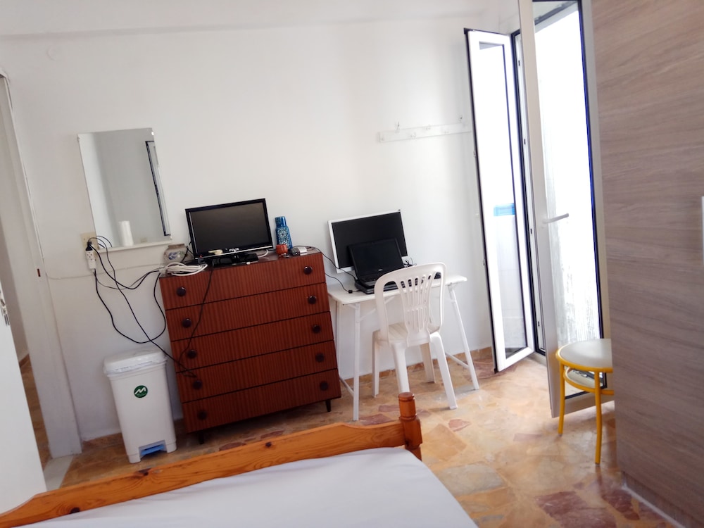 Grandma Vasiliki Rooms To Let 37/55