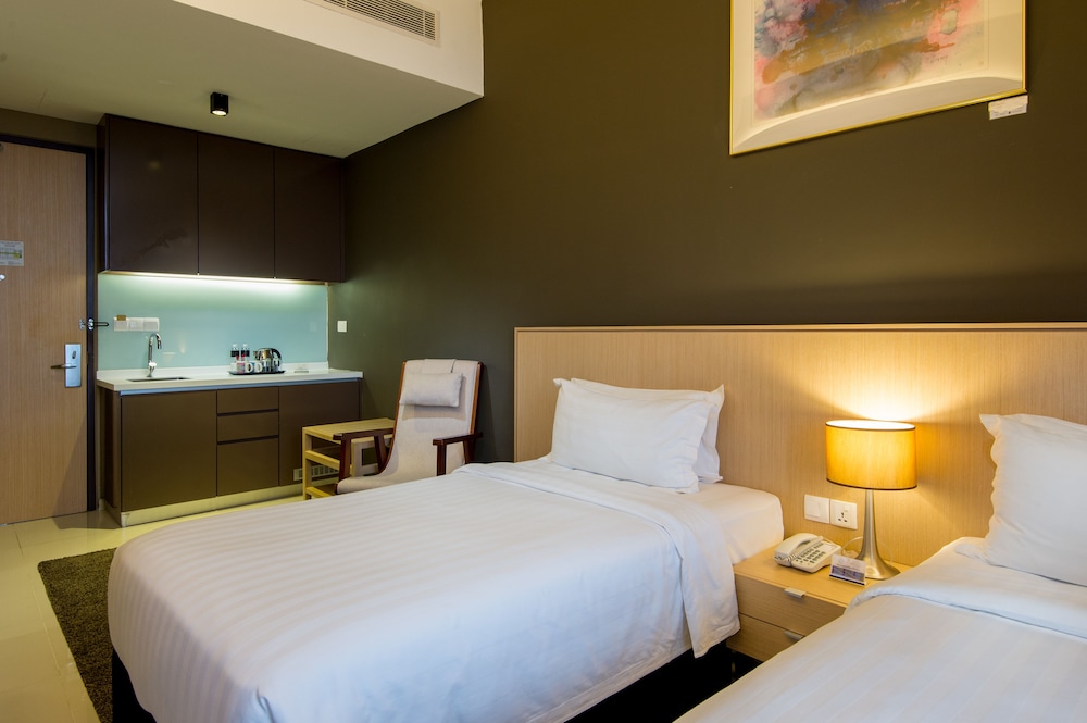 PREMIER, TWIN BEDS, BATHTUB
