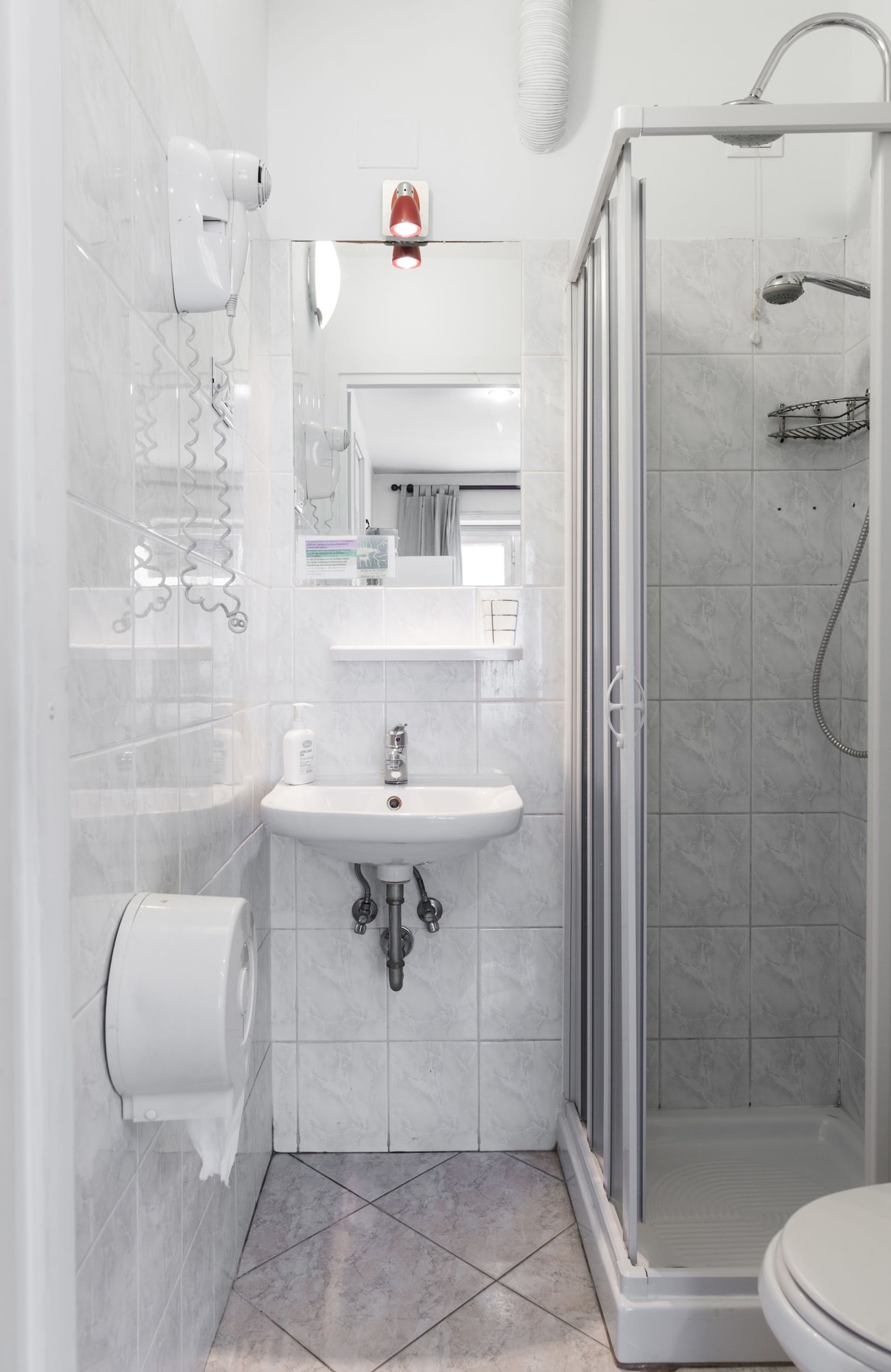 غرفة كلاسيكية ثلاثية بسرير مزدوج وسرير فردي