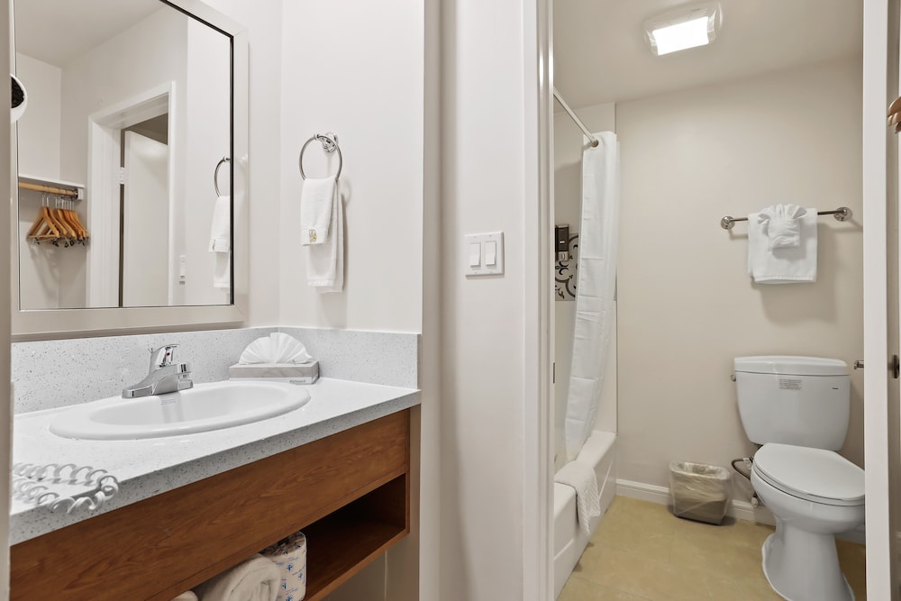 Brookhurst Plaza Inn 35/39