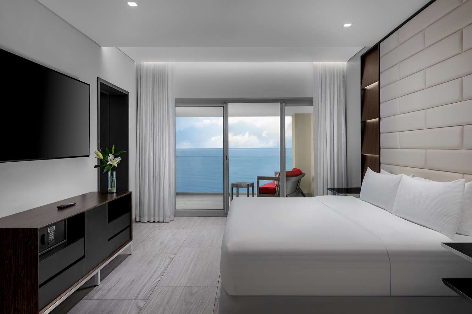 Master, Suite, King Bed, Ocean Front، Hilton Vallarta Riviera All-Inclusive Resort 2/3