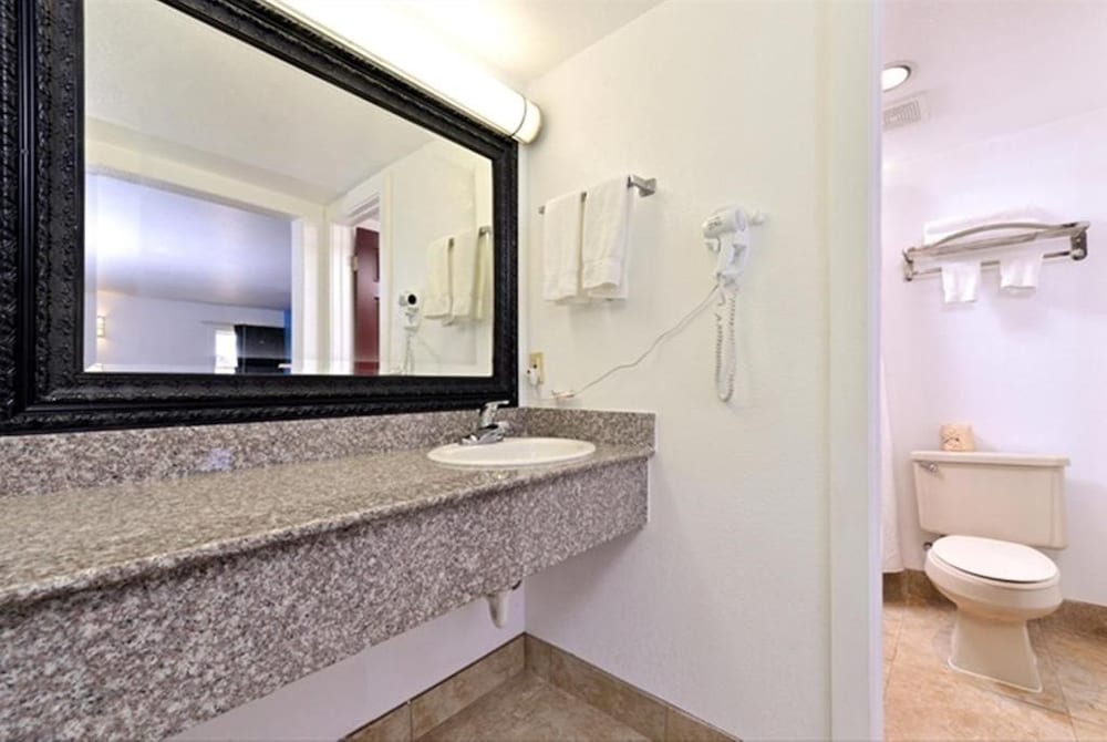 Executive Inn 27/28