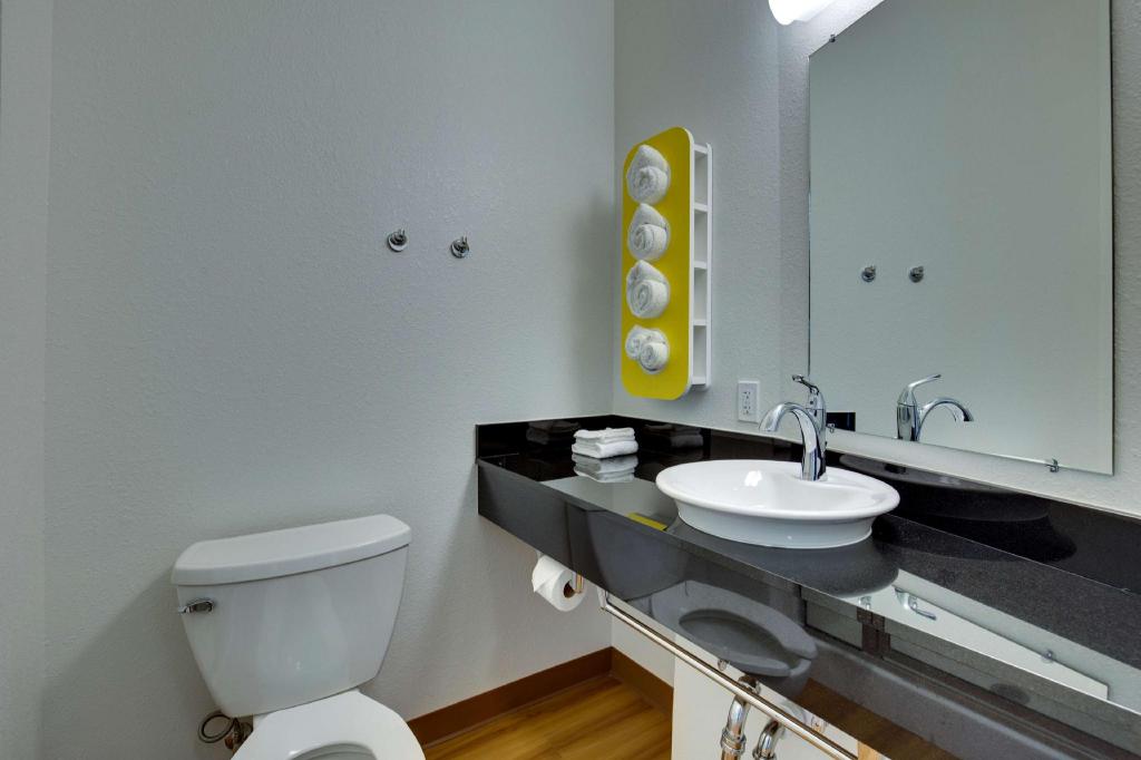 2 Queen Beds - Non-Smoking, Mini Fridge 8/10
