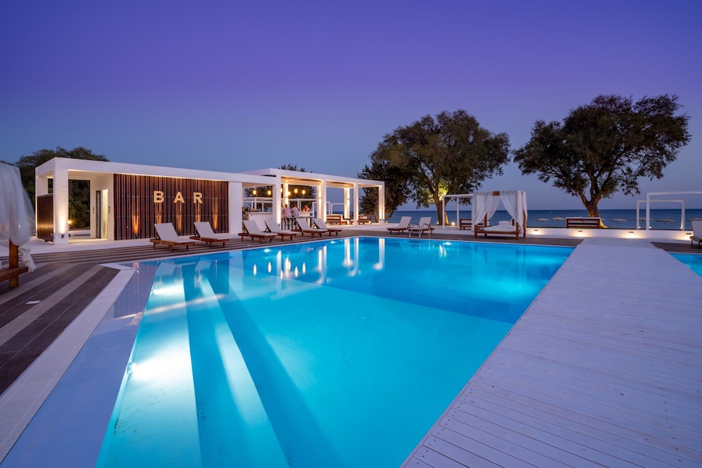 Kamari Plus Hotel 5/49