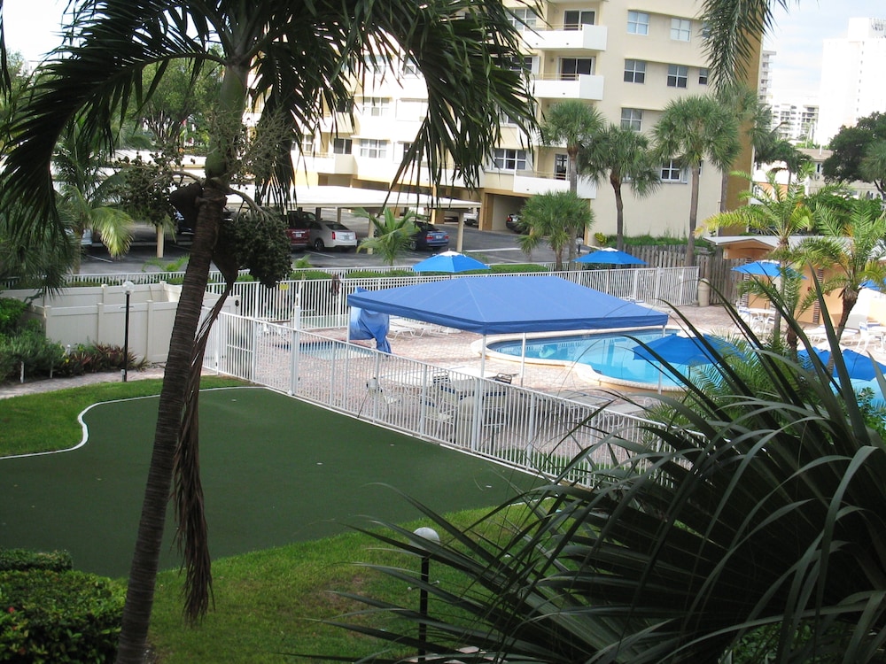 Canada House Pompano Beach 22/25