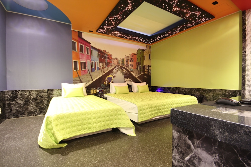 V Hotel 16/44