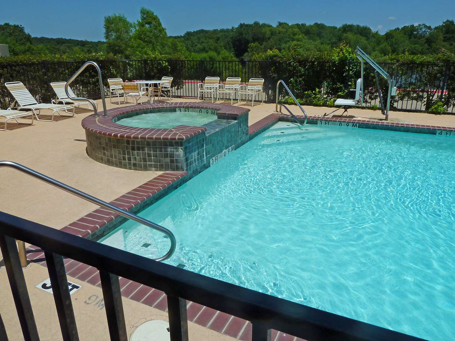 Americas Best Value Inn Suites Gun Barrel City 32/57