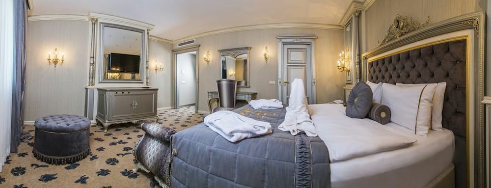 Cassiel Hotel 38/45
