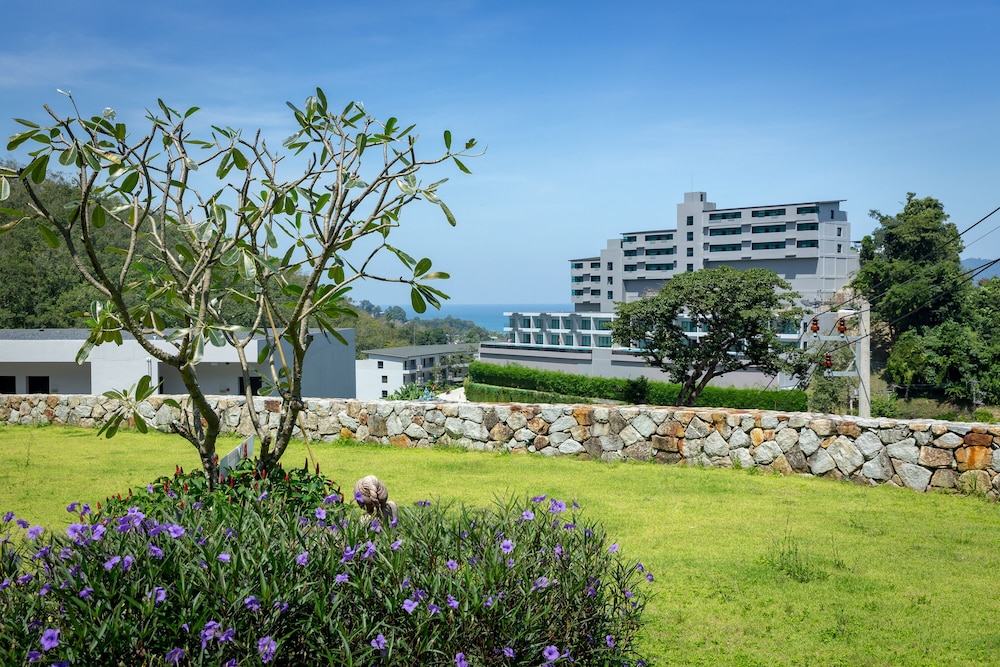 Patong Bay Hill Resort 56/70