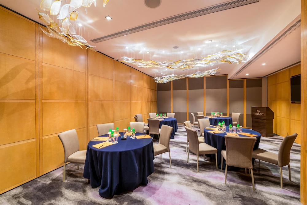 Kowloon Harbourfront Hotel 38/48