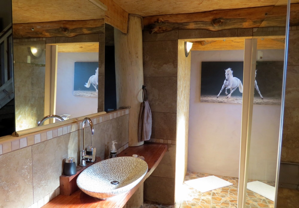 T'niqua Stable Inn 46/50