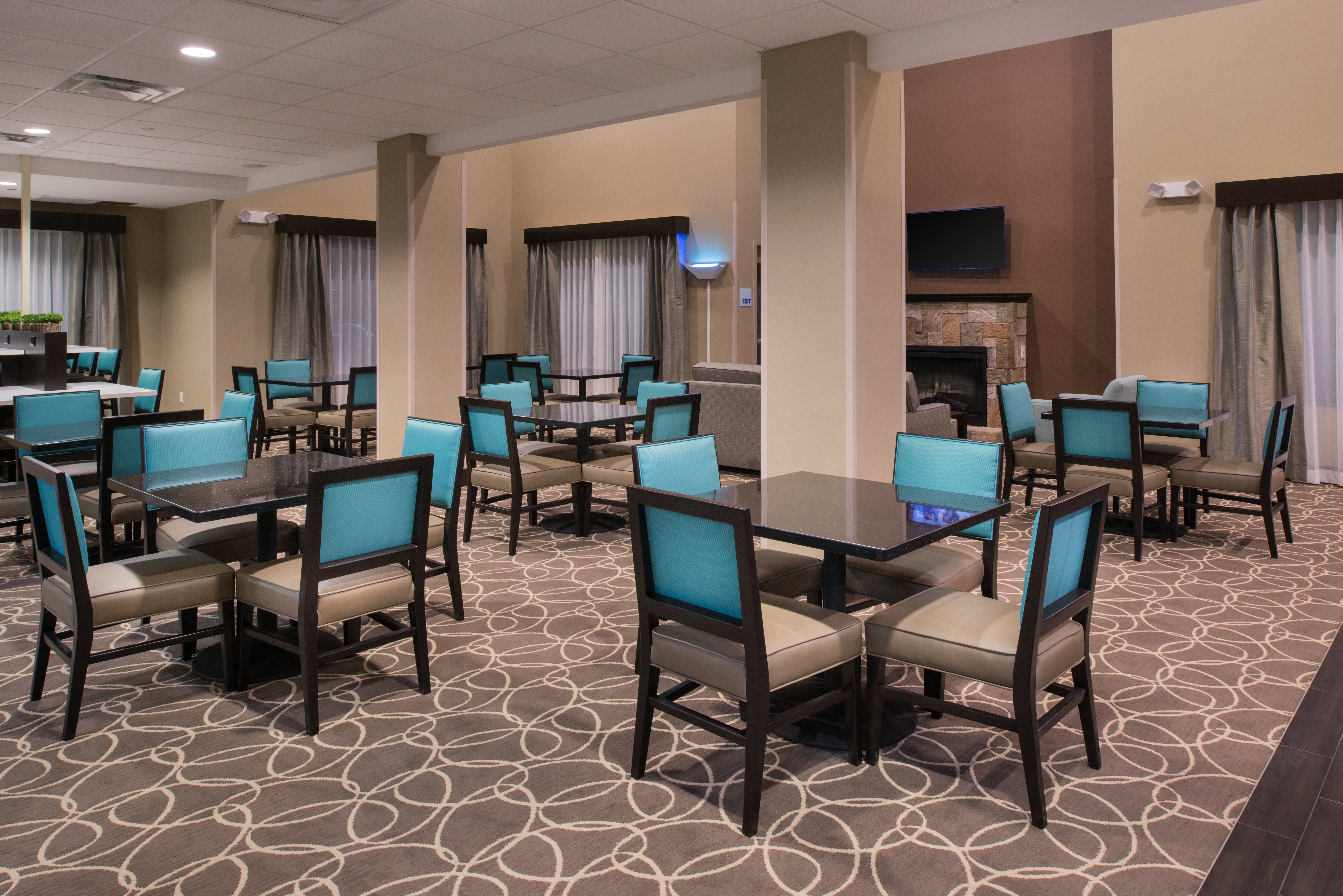 Holiday Inn Express Suites Bakersfield Airport 21/22