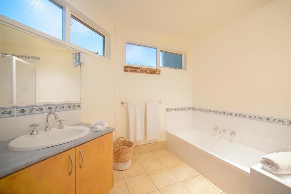Retreat, 1 Queen and 1 Bunk Bed, Boathouse Resort Studios & Suites 2/2