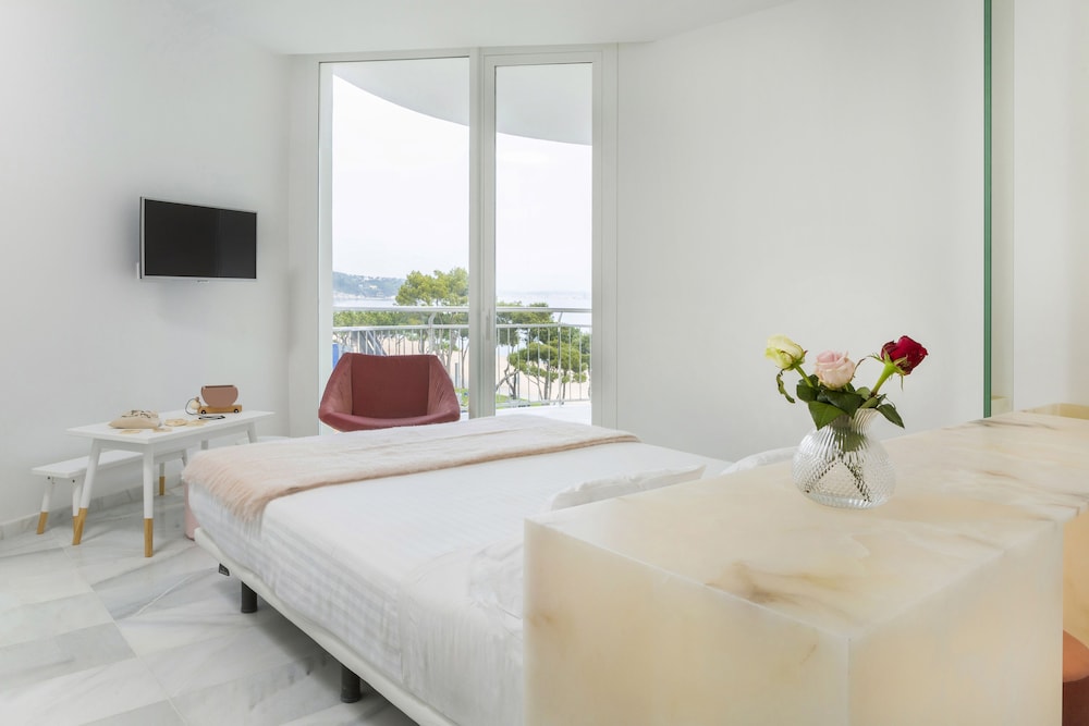 Superior, Queen Bed, Side Sea View, Balcony, Ground Floor، Hotel Aromar 2/3
