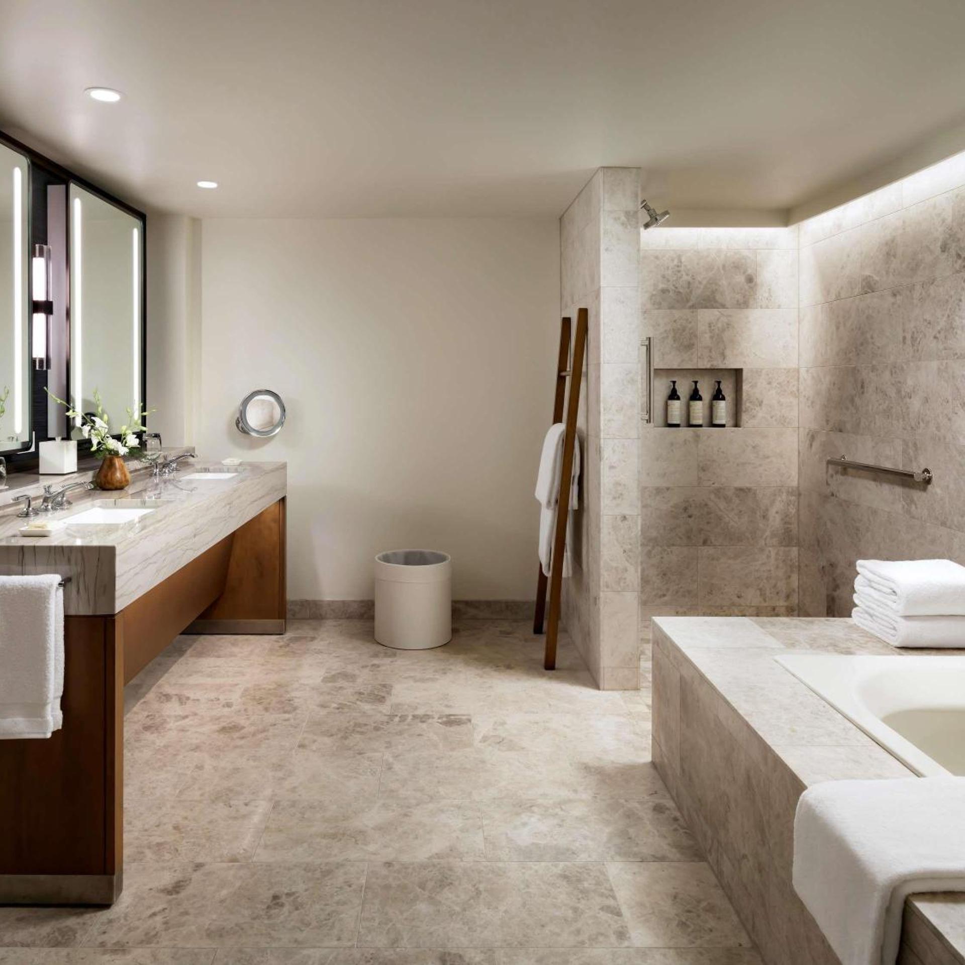Suite, King Bed, Mountain Side, Sofa, Accessible، Fairmont Kea Lani Maui 3/3