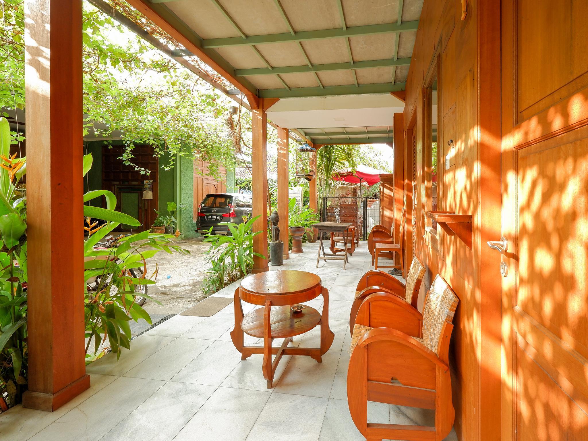 OYO 4016 Tan Jokteng Guest House 40/51