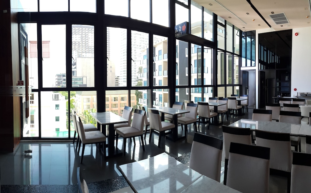Serenotel Pattaya Beach Front 38/50