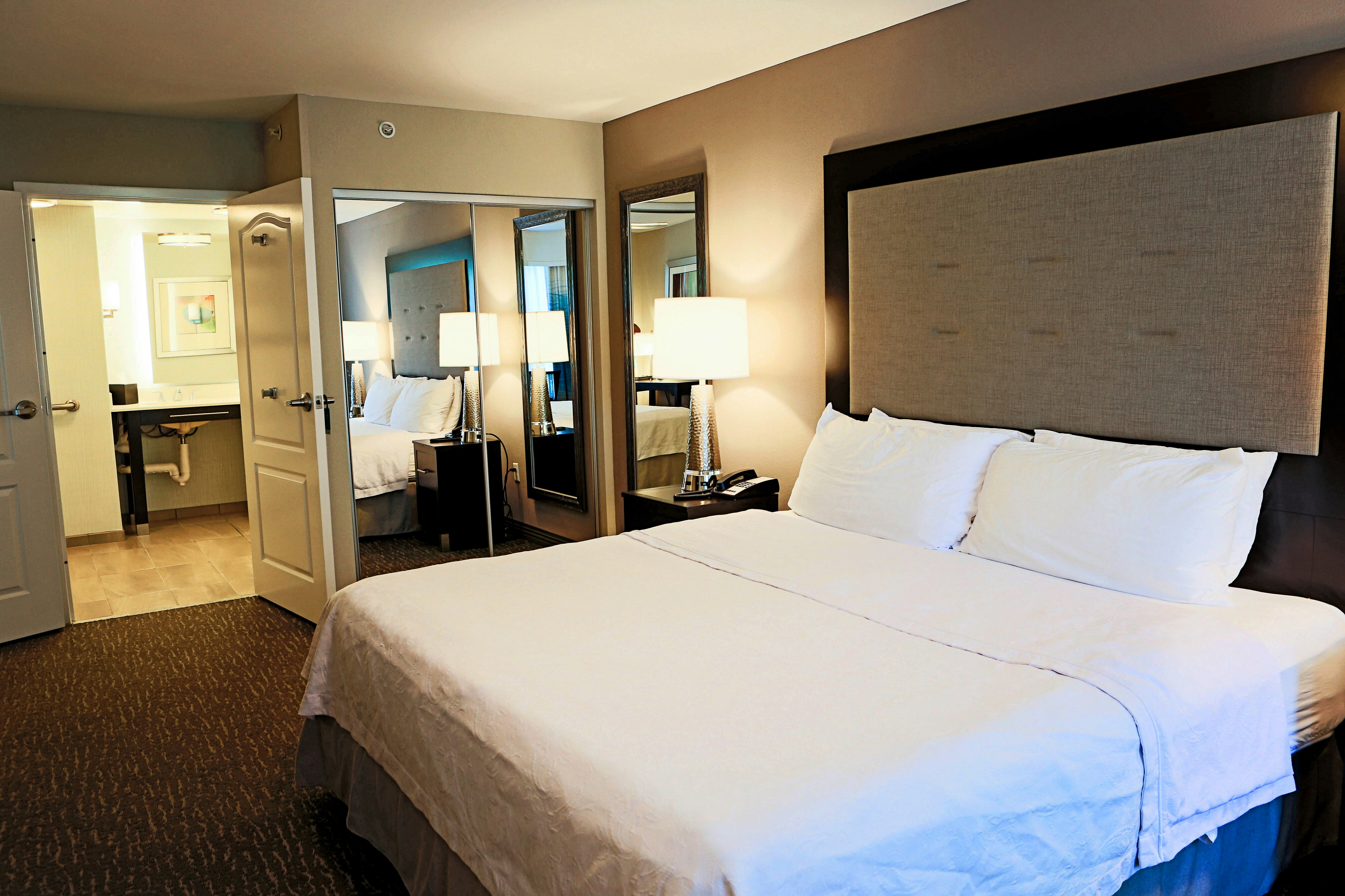 SUITE, KING BED, ACCESSIBLE