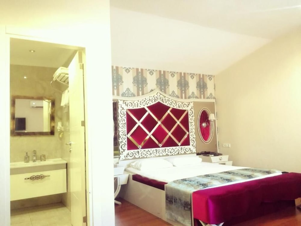 By Historial Hotel Due 12/35