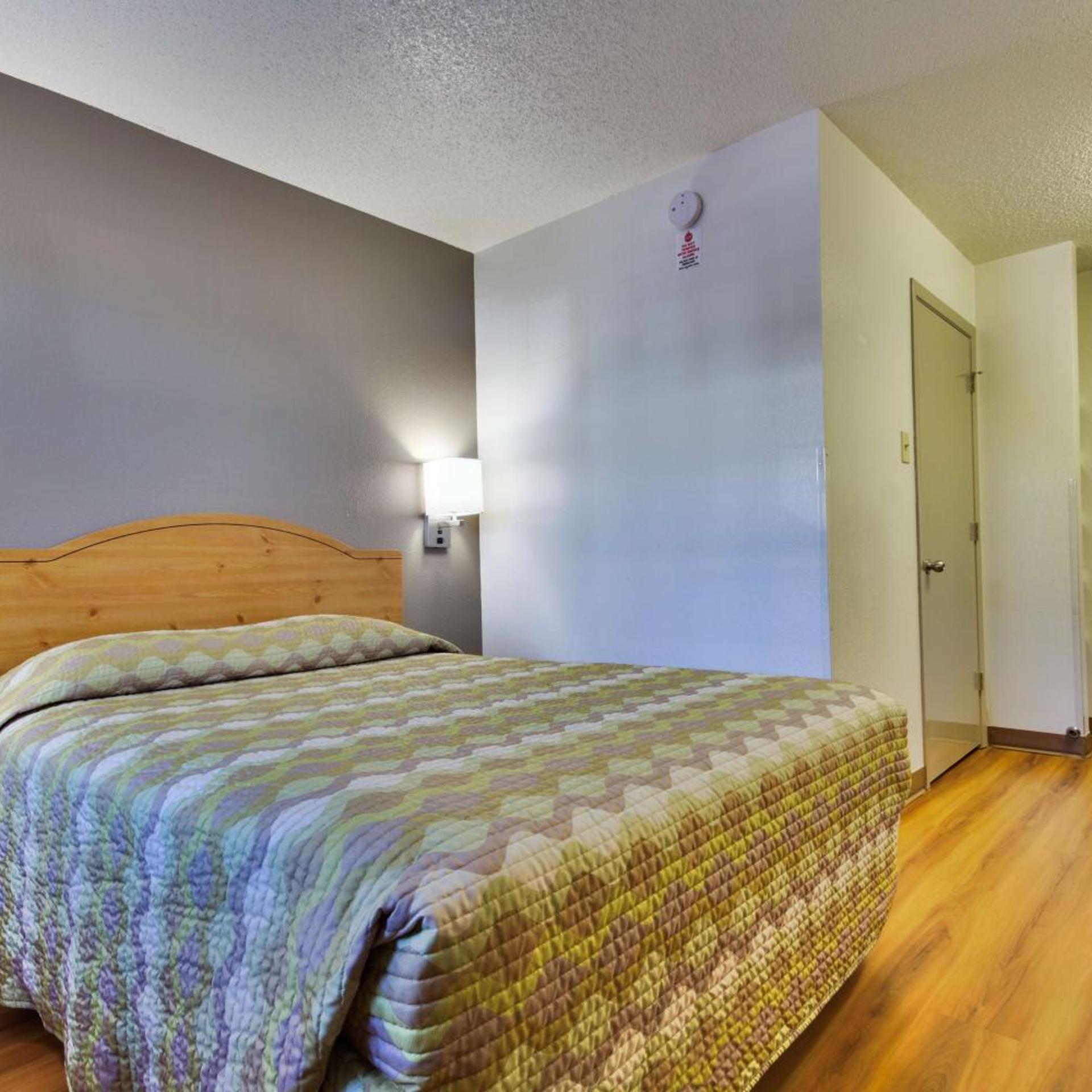1 Queen Bed - ADA/Tub, Smoking