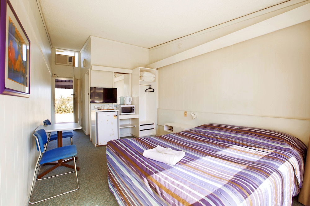 Sunnybank Hotel 16/30