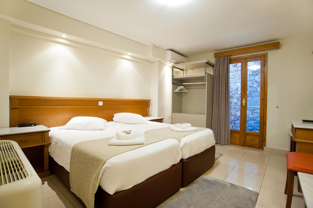 Fedriades Hotel 15/77