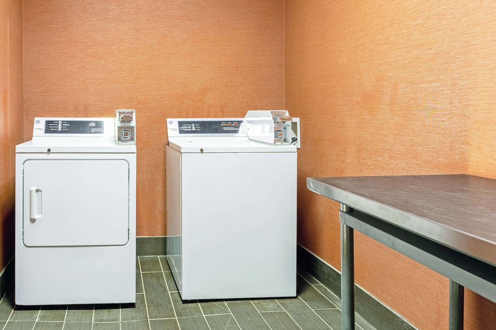 La Quinta Inn and Suites by Wyndham Ft. Worth - Burleson 23/53