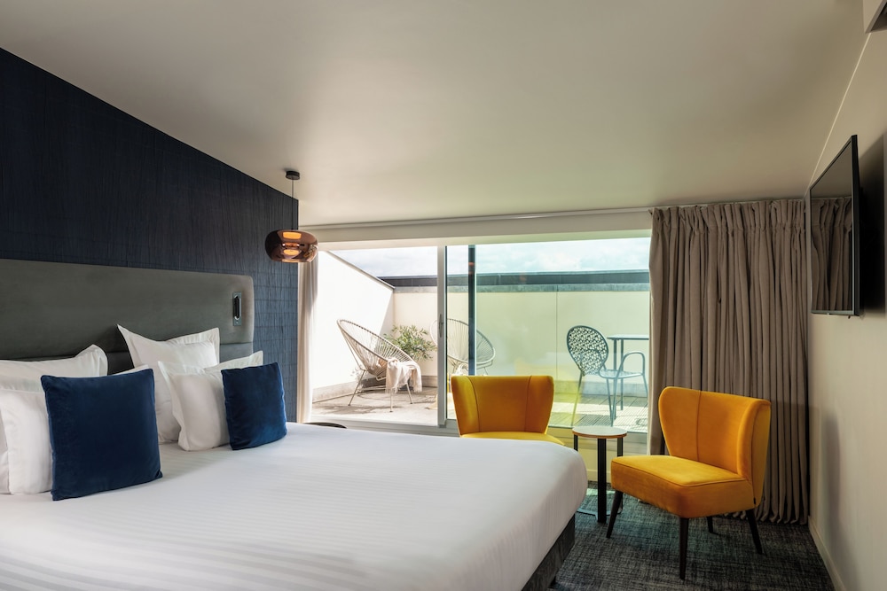 DELUXE, DOUBLE BED