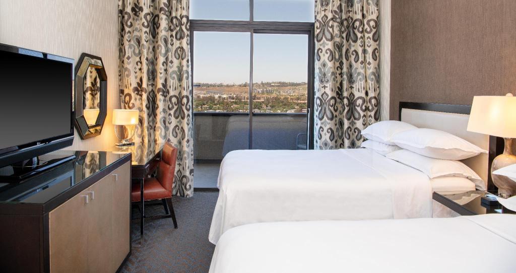 جناح رئاسي بسريرين كوين بشرفة بغرفة نوم واحدة مع أريكة، Sheraton Mission Valley San Diego 3/5