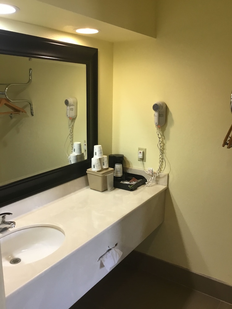 Super 8 by Wyndham Fairfield, TX 32/36