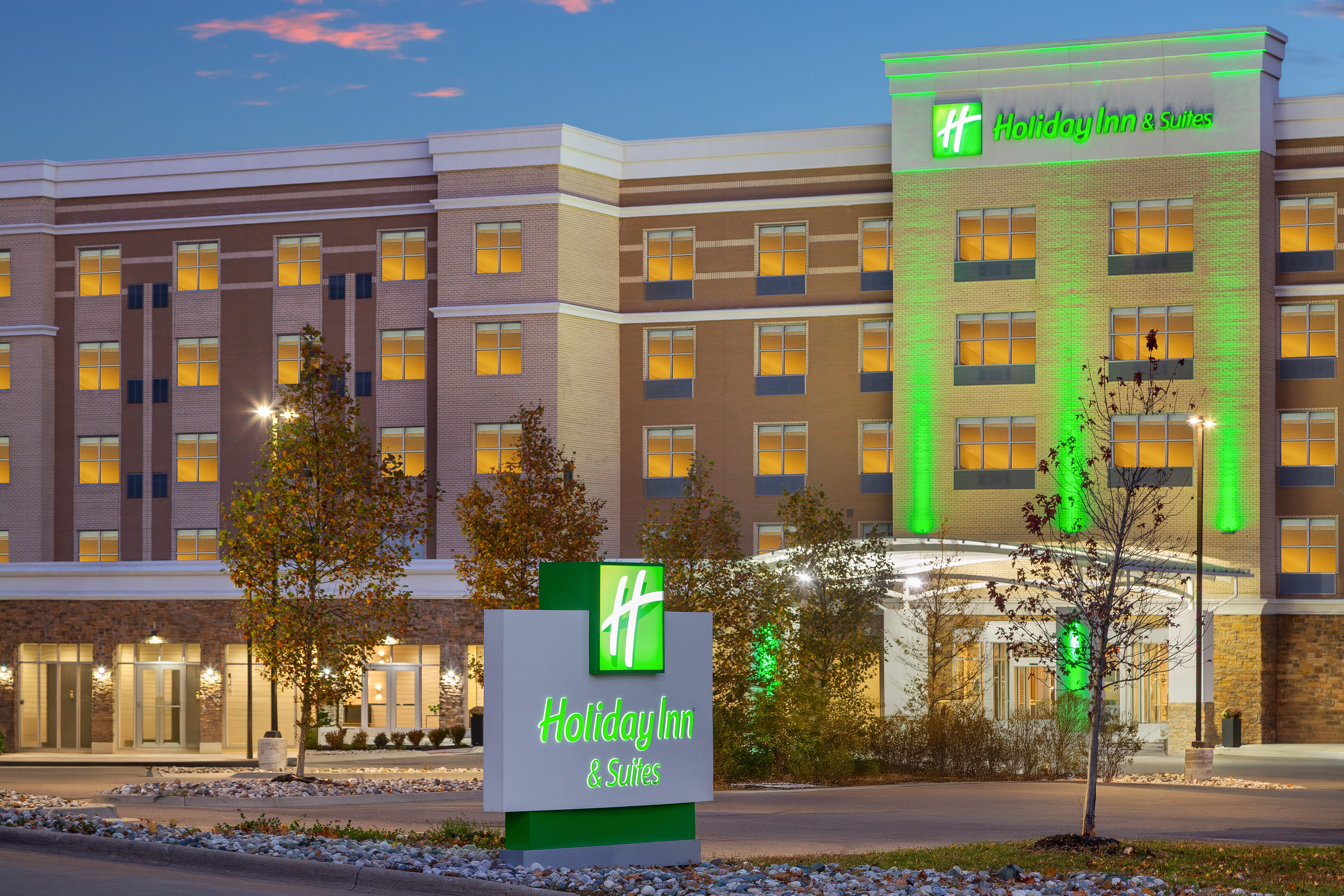 Holiday Inn & Suites Detroit - Troy, an IHG Hotel 1/50