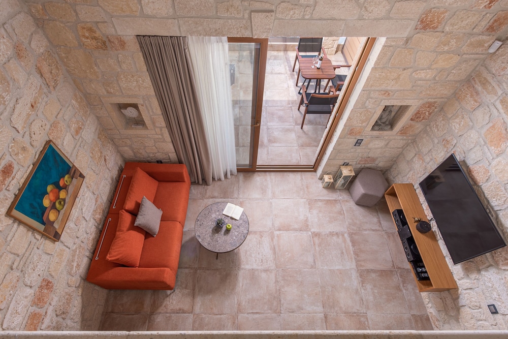 Mint Retreat Suites 7/42