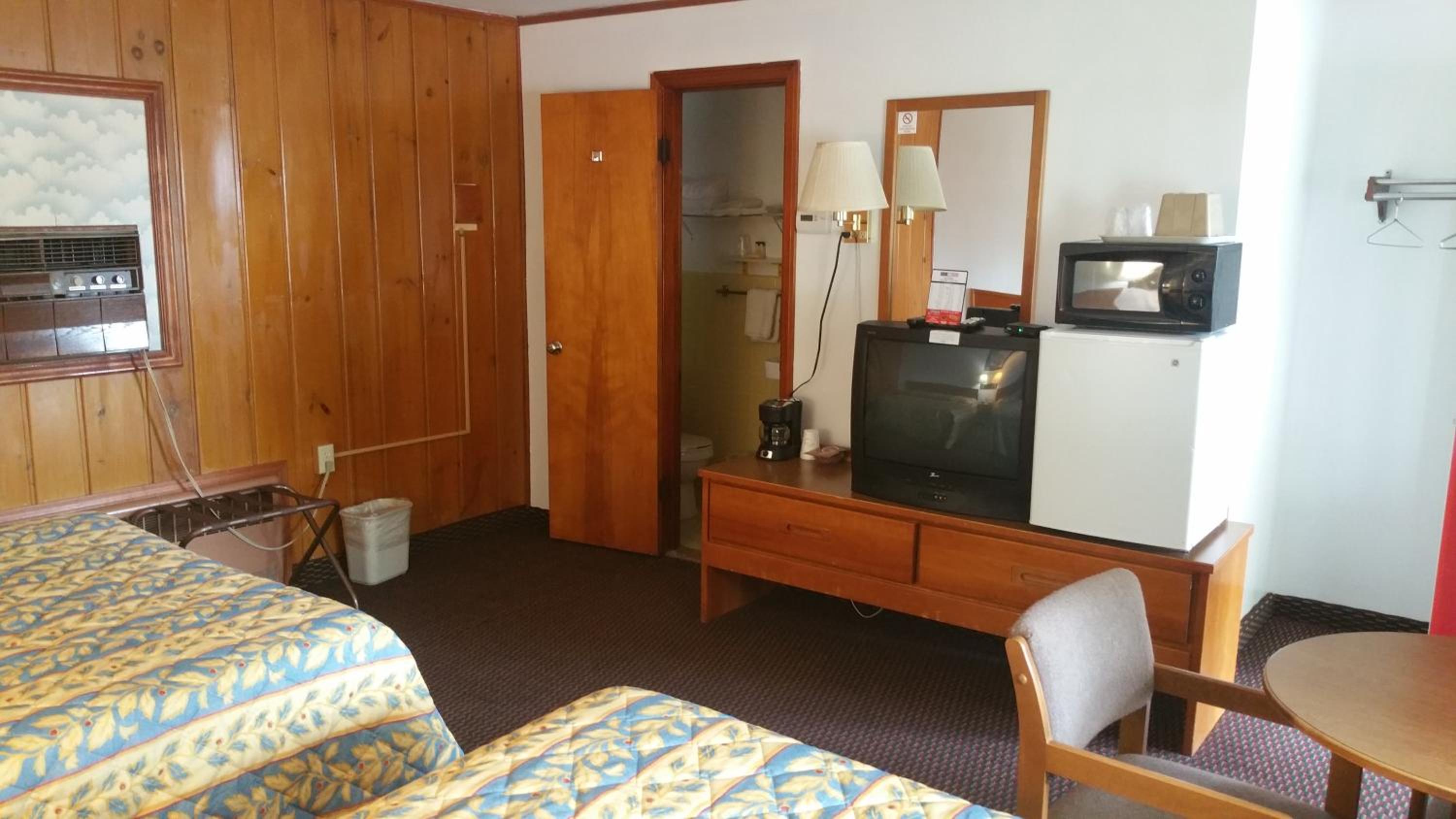 Sun 'n Snow Motel 33/50