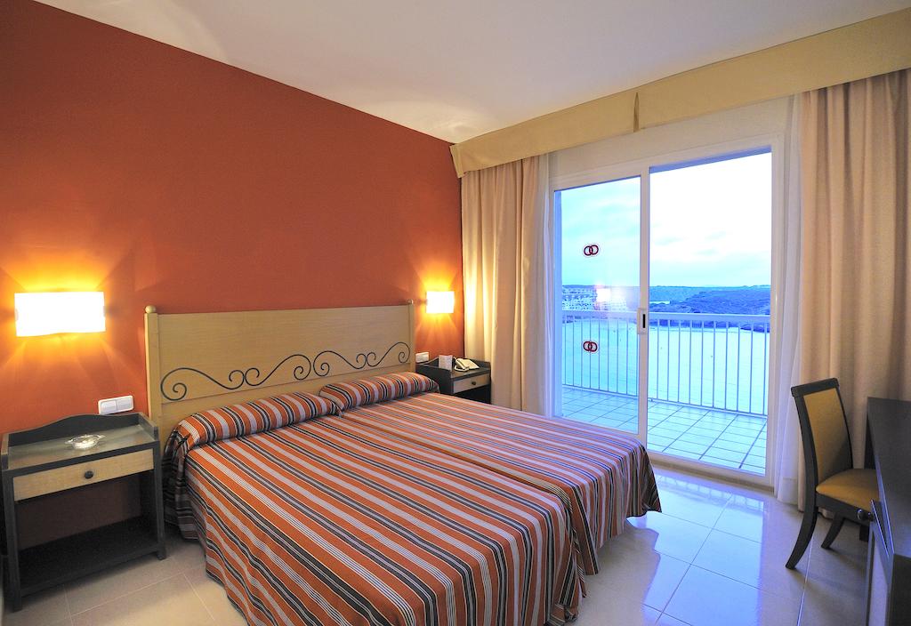 غرفة ثلاثية بإطلالة على البحر بشرفة، Club Hotel Aguamarina 1/3