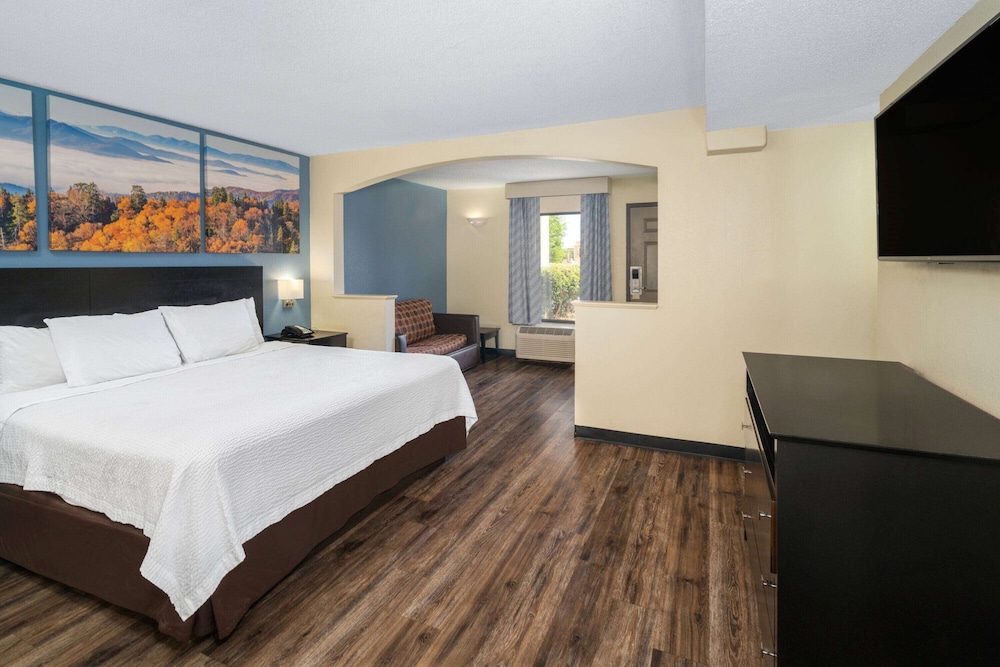 Days Inn By Wyndham Clarksville North 17/63