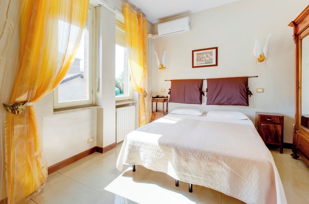 ROOM, DOUBLE BED, SMALL