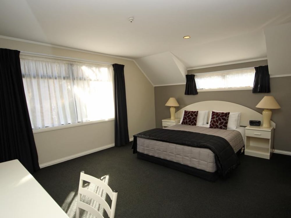 2 BEDROOMS