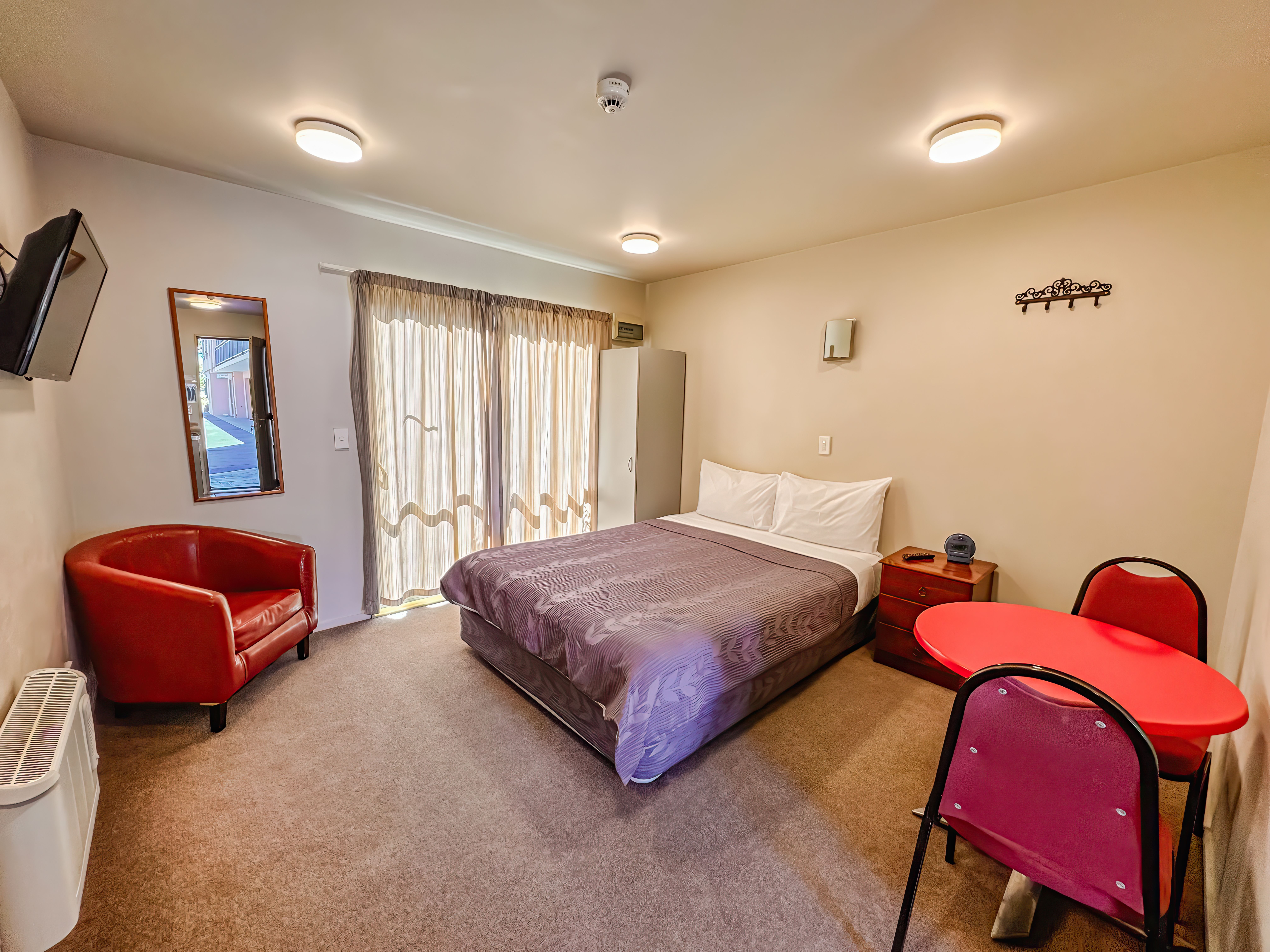 STUDIO, QUEEN BED