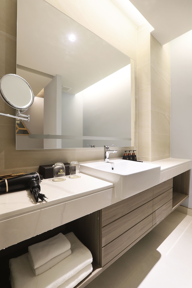 The Signature Hotel Airport 45/50