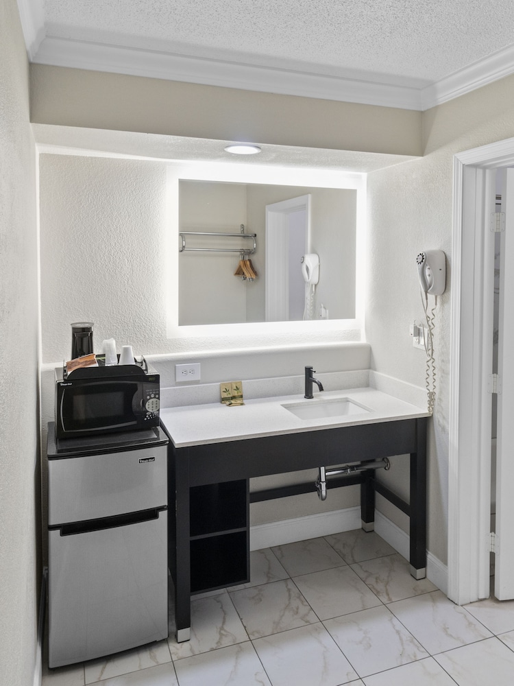 Dream Inn Fresno 16/50
