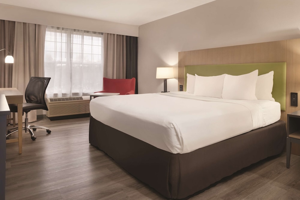 Country Inn & Suites by Radisson, Cedar Falls near University 10/39