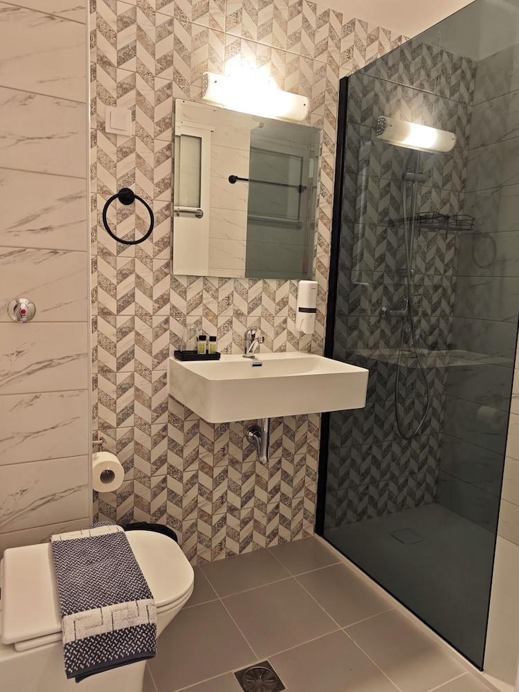 Tina Hotel 43/44