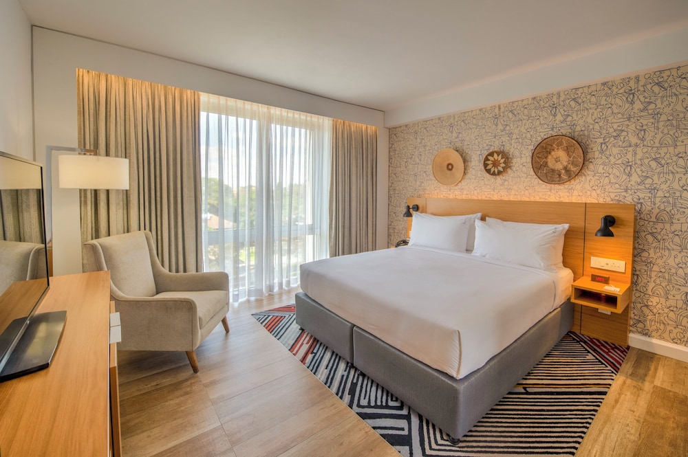 غرفة قياسية بسرير كوين بإطلالة على الحديقة