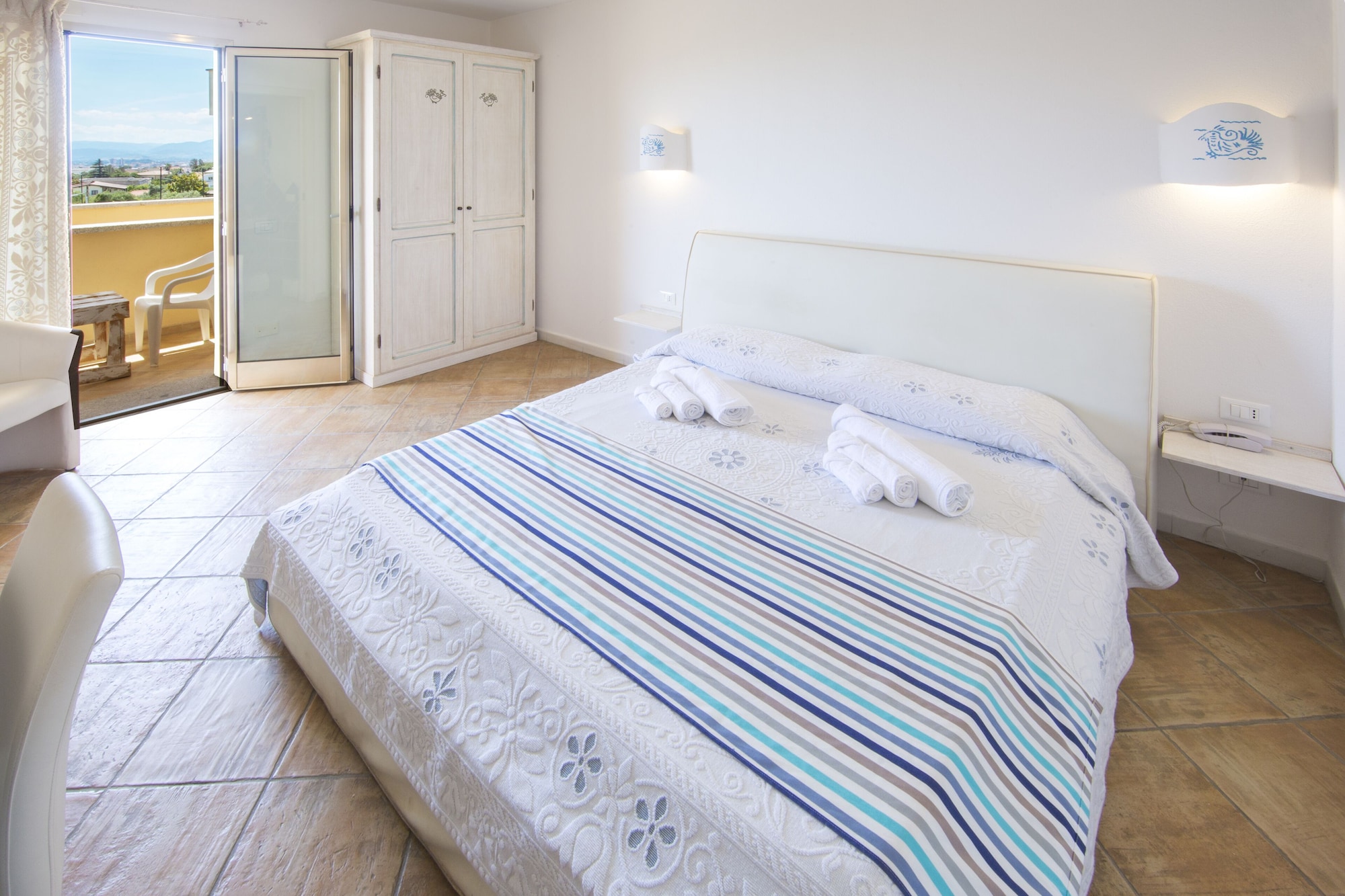 ROOM, DOUBLE OR TWIN BED