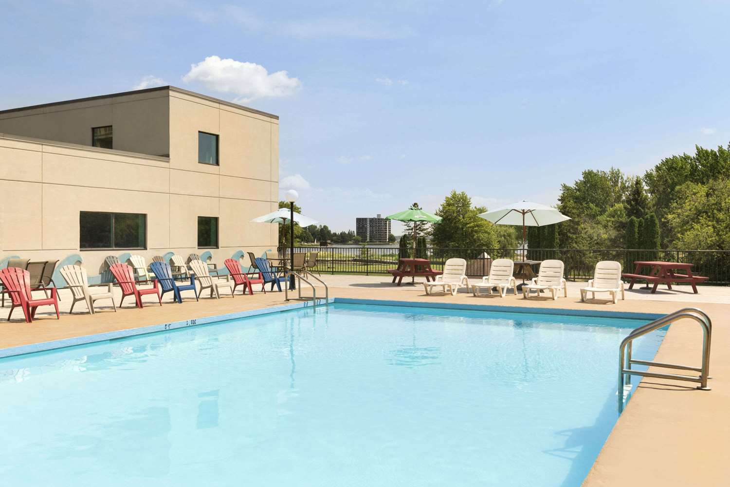 Ramada by Wyndham Belleville Harbourview Conference Centre 2/13