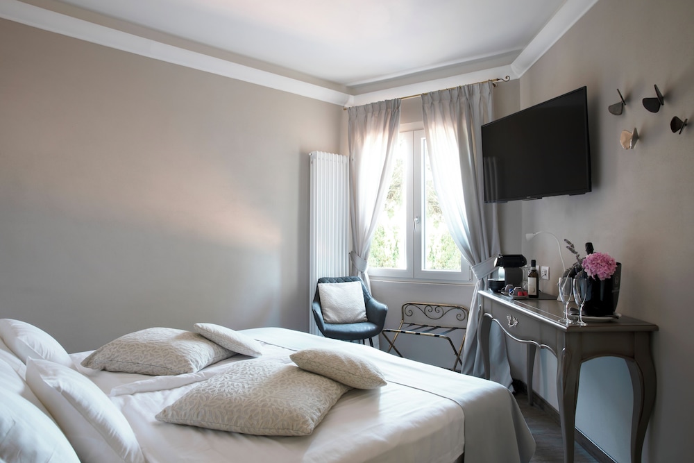 غرفة كلاسيكية بسرير مزدوج بإطلالة على البحيرة، Relais Villa Porta 3/10