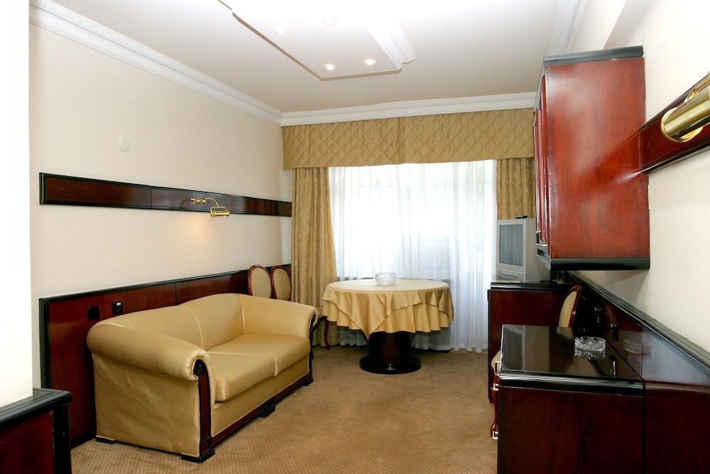 Otrar Hotel 38/54